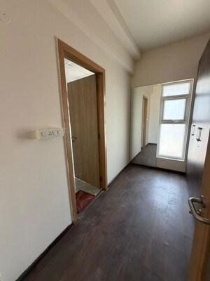 Room in 4 BHK Apartment at Ulsoor Lake – for Rent