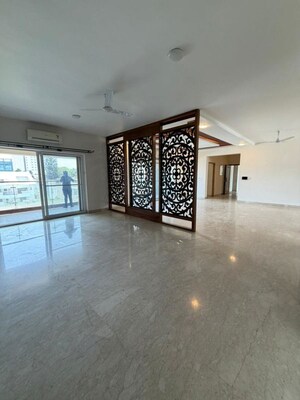Room in 4 BHK Apartment at Ulsoor Lake – for Rent