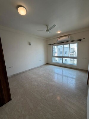 Room in 4 BHK Apartment at Ulsoor Lake – for Rent