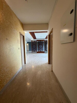 Room in 4 BHK Apartment at Ulsoor Lake – for Rent