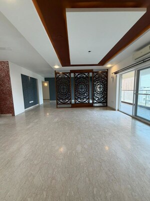 Room in 4 BHK Apartment at Ulsoor Lake – for Rent