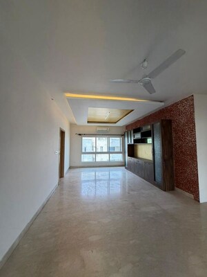 Room in 4 BHK Apartment at Ulsoor Lake – for Rent