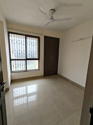 Room in 3 BHK Apartment at Unitech Uniworld Gardens 2, Sector 47 – for Rent