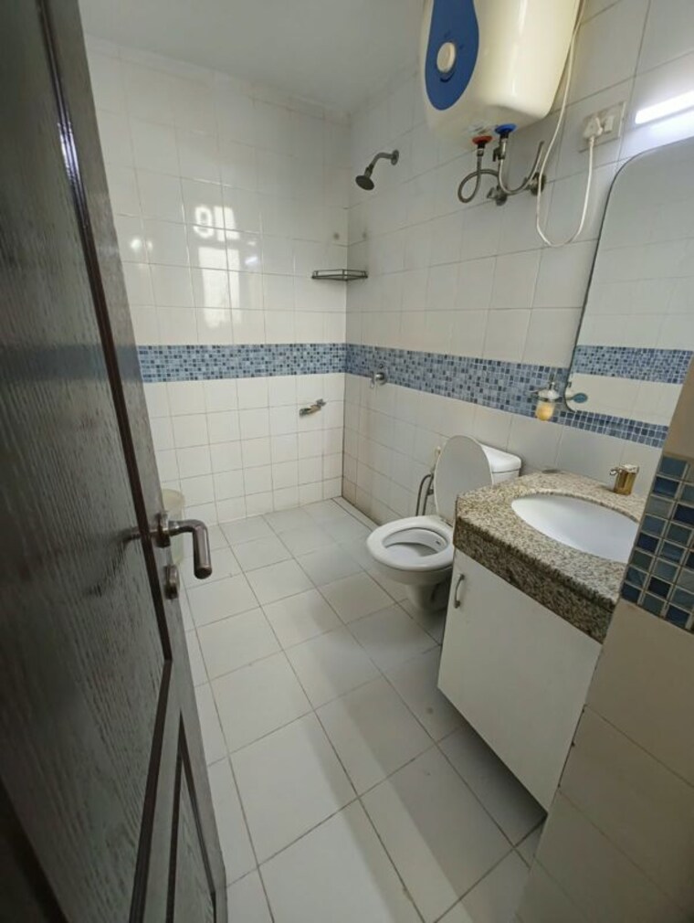 Bathroom, unitech-uniworld-gardens-2 3 Bedroom 1355 Sq.Ft. Apartment In Sector 47 Gurgaon 10718774