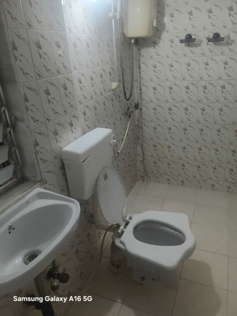 Bathroom, versova-kiran 3 Bedroom 1000 Sq.Ft. Apartment In Andheri West Mumbai 10718788