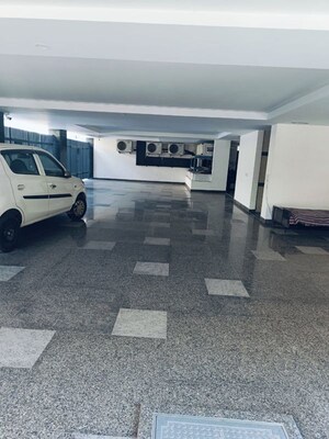 Parking in 4 BHK Builder Floor at Green Park – for Rent