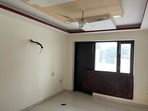 Room in 3 BHK Builder Floor at Auram Floor, South City 2 – for Rent