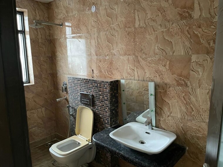 Bathroom, auram-floor 3 Bedroom 2100 Sq.Ft. Builder Floor In South City 2 Gurgaon 10718852