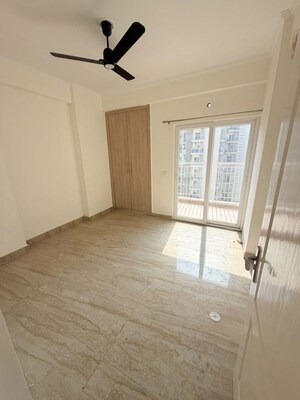 Room in 3.5 BHK Apartment at Trident Embassy Reso, Sector 1 Greater Noida – for Rent