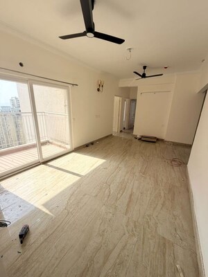 Room in 3.5 BHK Apartment at Trident Embassy Reso, Sector 1 Greater Noida – for Rent