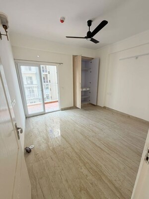 Room in 3.5 BHK Apartment at Trident Embassy Reso, Sector 1 Greater Noida – for Rent