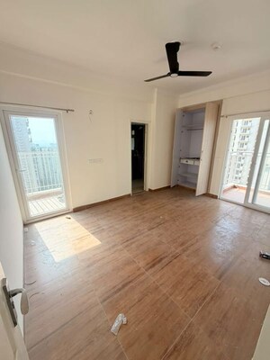 Room in 3.5 BHK Apartment at Trident Embassy Reso, Sector 1 Greater Noida – for Rent