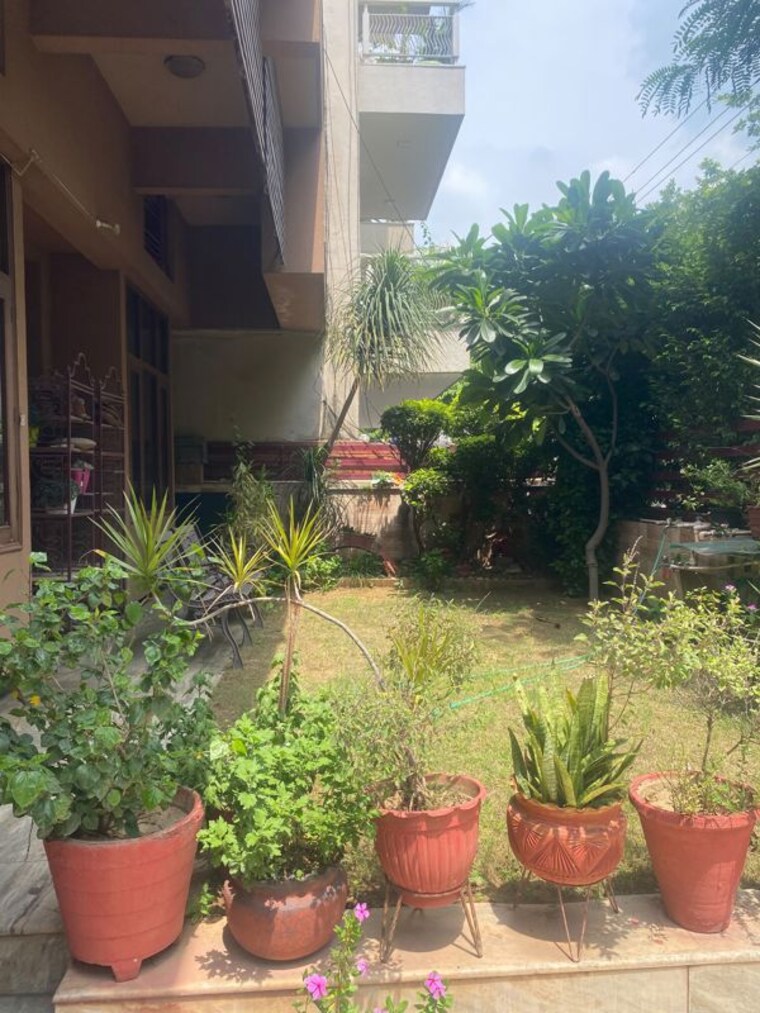 Garden, sushant lok i 6+ Bedroom 2700 Sq.Ft. Independent House In Sushant Lok I Gurgaon 10588691