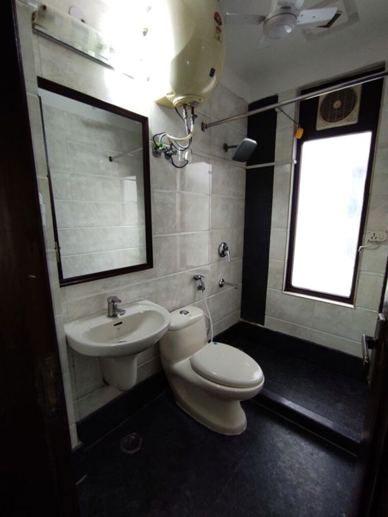 Bathroom, greater kailash i 3 Bedroom 160 Sq.Yd. Builder Floor In Greater Kailash I Delhi 10327317
