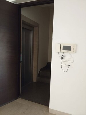 Room in 3 BHK Builder Floor at Green Park – for Rent
