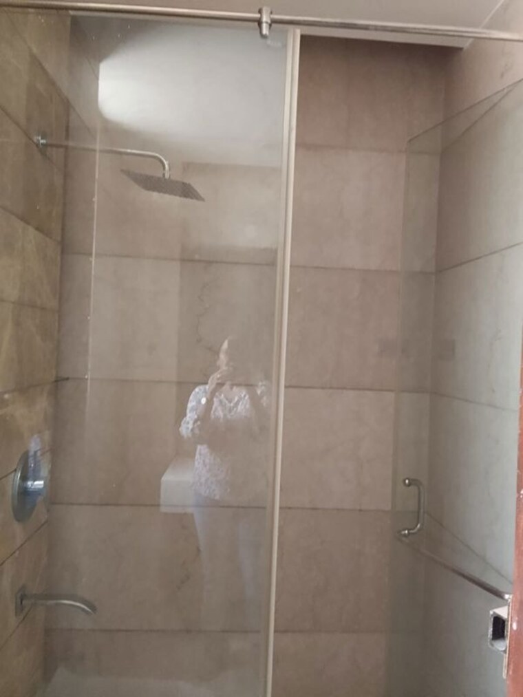 Bathroom, green park 3 Bedroom 300 Sq.Ft. Builder Floor In Green Park Delhi 10718966