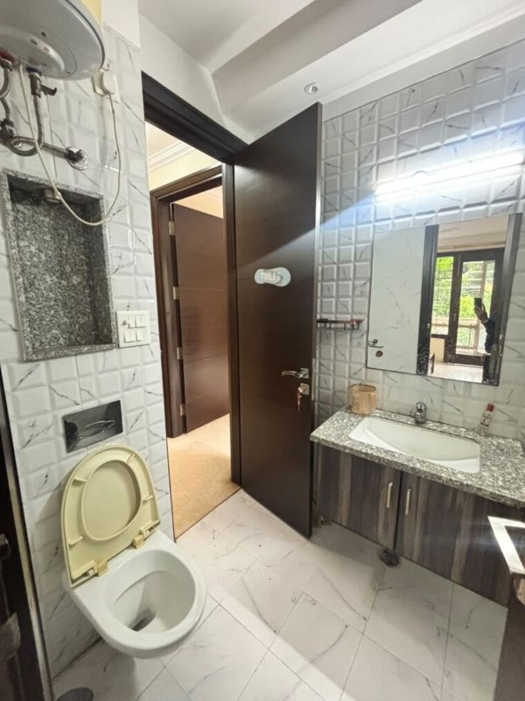 Attached Bathroom, east of kailash 4 Bedroom 300 Sq.Yd. Builder Floor In East Of Kailash Delhi 10719021