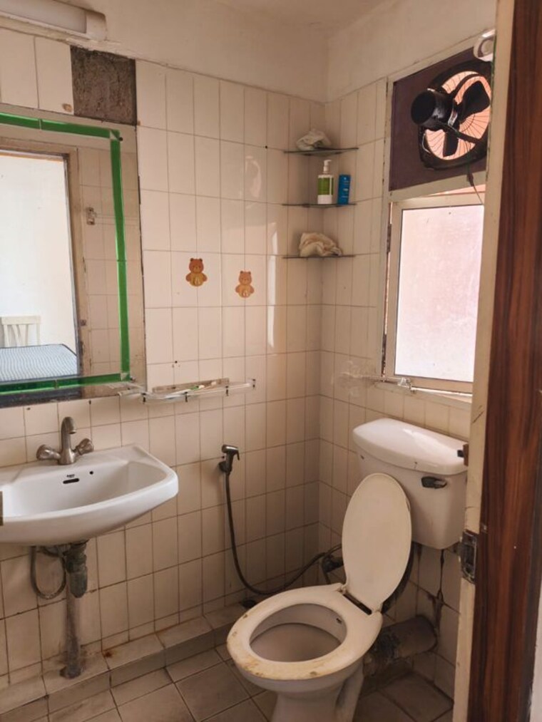 Bathroom, dlf-the-princeton-estate 2 Bedroom 964 Sq.Ft. Apartment In Dlf Phase V Gurgaon 10719020