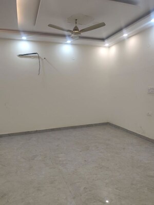 Room in 3 BHK Builder Floor at Sector 21 – for Rent