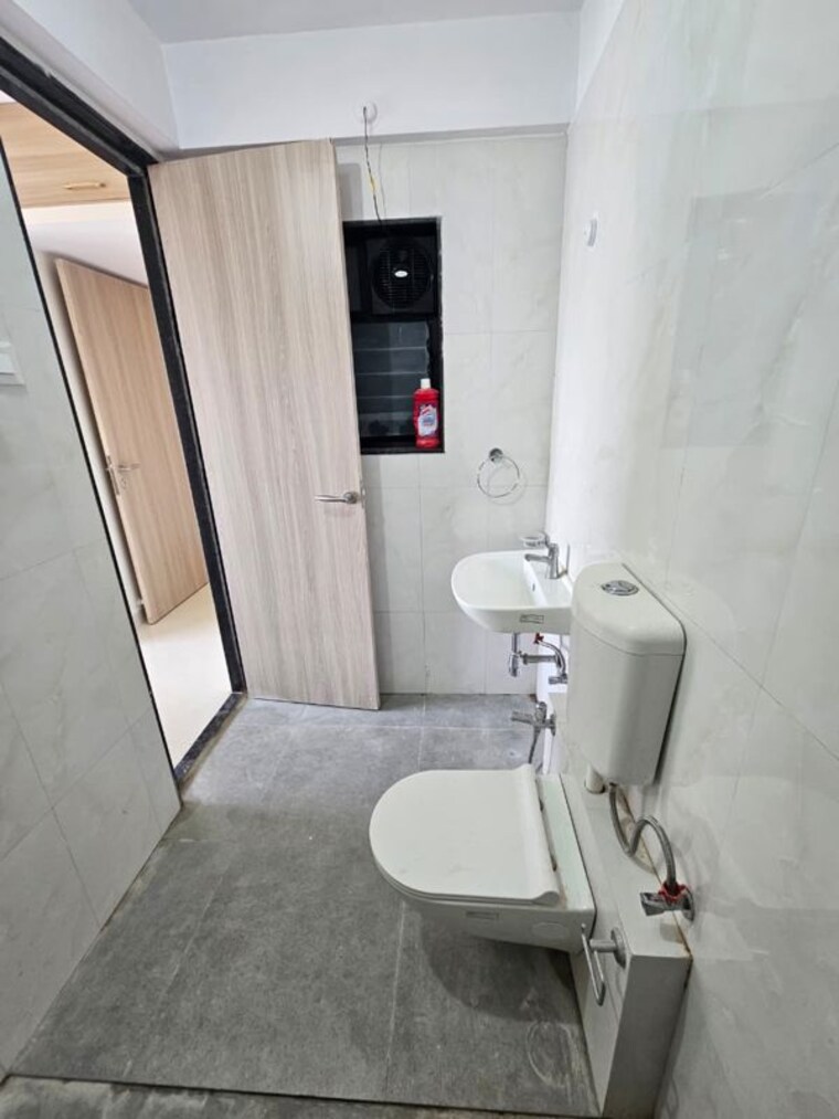 Bathroom, leo-eminence 2 Bedroom 622 Sq.Ft. Apartment In Bandra East Mumbai 10719137
