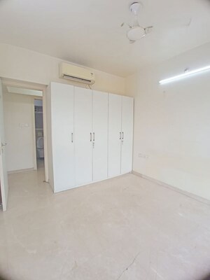 Room in 3 BHK Apartment at Piramal Aranya, Byculla – for Rent