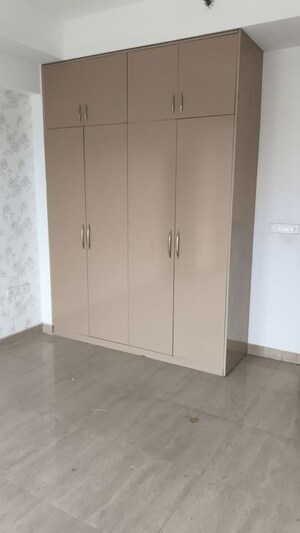 Room in 3.5 BHK Apartment at Sector 74 – for Rent