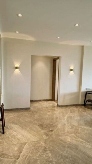 Room in 3.5 BHK Apartment at Vaibhav CHS Juhu, Juhu – for Rent