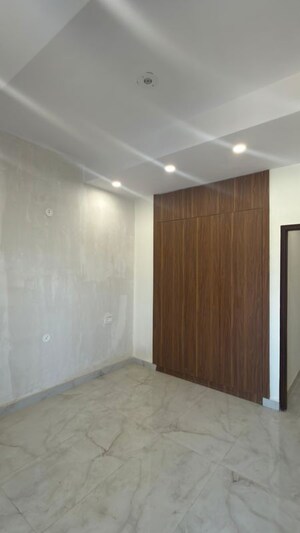 Room in 3 BHK Builder Floor at Ultima 107, Sector 104 – for Sale