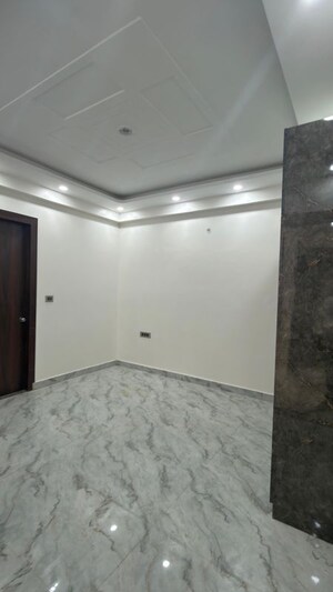 Room in 3 BHK Builder Floor at Ultima 107, Sector 104 – for Sale