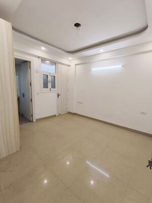 Room in 3 BHK Apartment at Sector 10a – for Rent