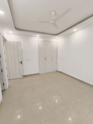 Room in 3 BHK Apartment at Sector 10a – for Rent