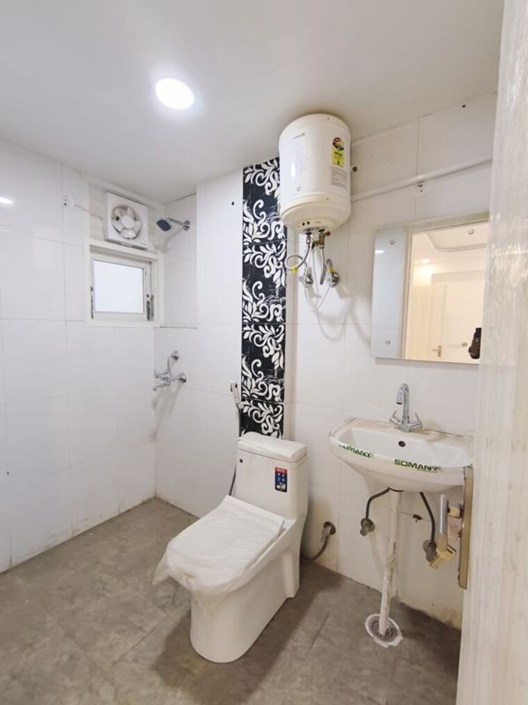 Bathroom, sector 10a 3 Bedroom 1600 Sq.Ft. Apartment In Sector 10a Gurgaon 10719331