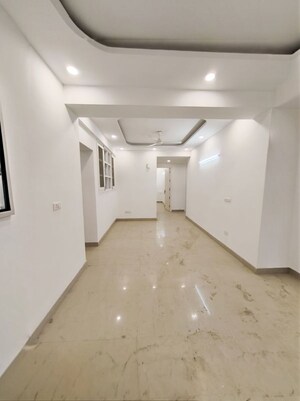 Room in 3 BHK Apartment at Sector 10a – for Rent