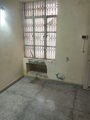 Room in 2.5 BHK Apartment at Mayur Vihar – for Rent