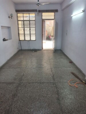 Room in 2.5 BHK Apartment at Mayur Vihar – for Rent