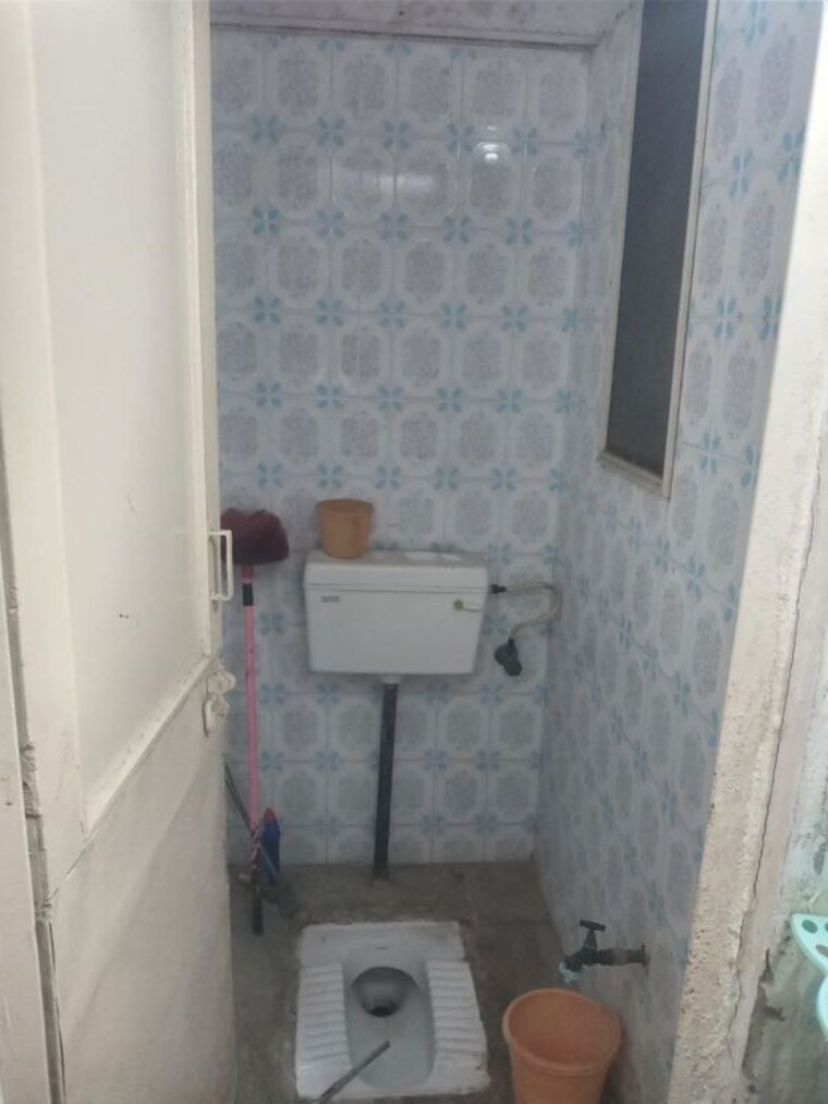 Bathroom, mayur vihar 2.5 Bedroom 850 Sq.Ft. Apartment In Mayur Vihar Delhi 10719379