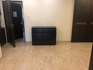 Room in 4 BHK Apartment at Hicons Classic, Khar West – for Rent