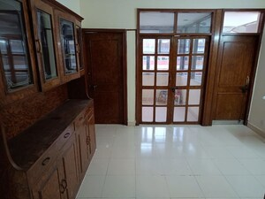 Room in 3.5 BHK Apartment at Mayur Vihar – for Sale