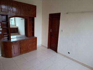 Room in 3.5 BHK Apartment at Mayur Vihar – for Sale