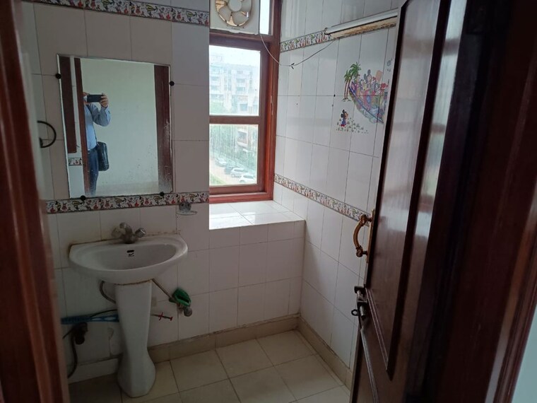 Bathroom, mayur vihar 3.5 Bedroom 1200 Sq.Ft. Apartment In Mayur Vihar Delhi 10719433