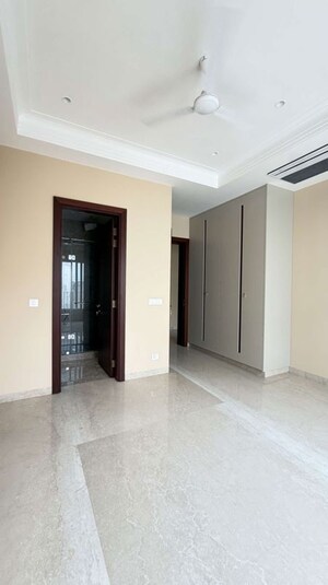 Room in 4 BHK Builder Floor at Defence Colony – for Rent