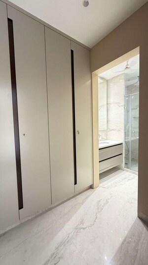 Room in 4 BHK Builder Floor at Defence Colony – for Rent