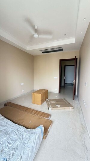 Room in 4 BHK Builder Floor at Defence Colony – for Rent