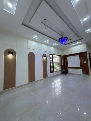 Room in 3 BHK Independent House at Silver Oak Society, Judge Society – for Rent