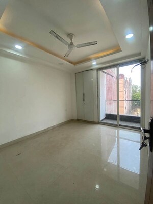 Room in 3 BHK Apartment at Chattarpur – for Rent