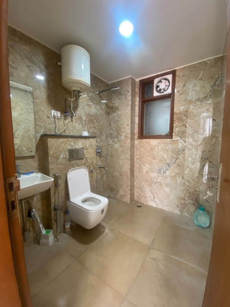 Bathroom, chattarpur 3 Bedroom 1350 Sq.Ft. Apartment In Chattarpur Delhi 10719931