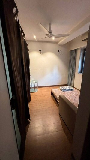 2 BHK Apartment For Rent in Rustomjee Paramount, Khar West