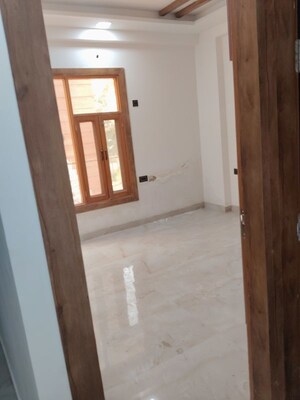 Room in 3 BHK Builder Floor at Girdharpur Sunarasi – for Sale