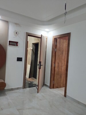 Building Lobby in 3 BHK Builder Floor at Girdharpur Sunarasi – for Sale