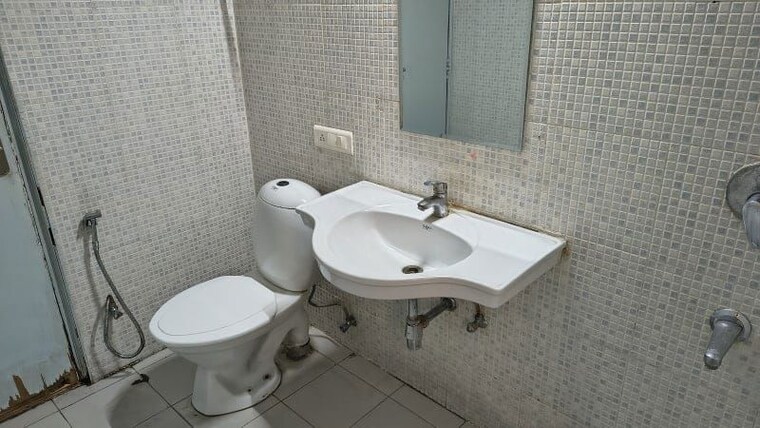 Bathroom, omaxe-palm-greens 3 Bedroom 1700 Sq.Ft. Apartment In Mu Greater Noida Greater Noida 10720002